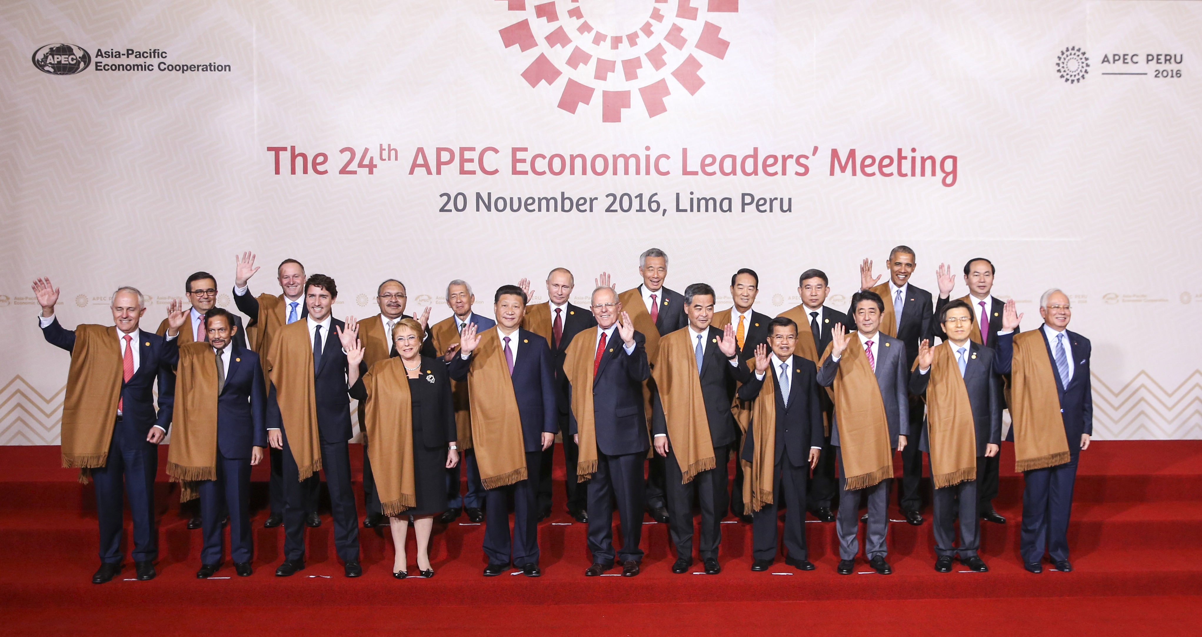 Chinese President Xi Jinping (5th L F) poses for a group photo with other participants of the 24th APEC Economic Leaders' Meeting in Lima, Peru, Nov. 20, 2016.