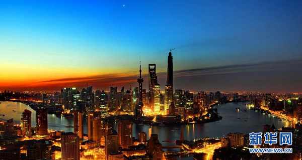 A sunset view of Shanghai. [File photo/Xinhua] 