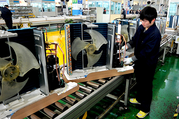 Workers at an air conditioner assembly plant of Gree Electric Appliances Inc in Hefei, Anhui province. [Photo/China Daily]