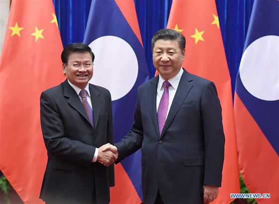 Chinese President Xi Jinping (R) meets with Lao Prime Minister Thongloun Sisoulith at the Great Hall of the People in Beijing, capital of China, Dec. 1, 2016. [Photo/Xinhua]