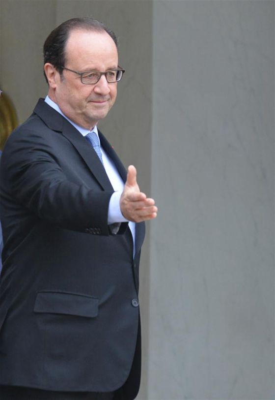 File photo taken on Nov. 14, 2016 shows the French President Francois Hollande outside Elysee Palace in Paris, France. Hollande on Thursday said he will not seek a second mandate in 2017 presidential election due to broken promise on unemployment and long sliding approval rating. [Photo/Xinhua]