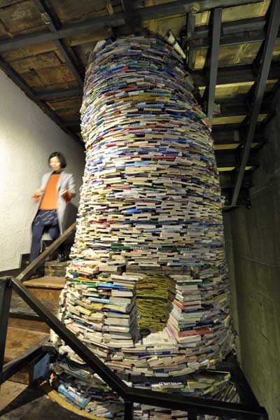 A cafe owner built a two-story tower with 10,000 books in Xi'an, Shaanxi province, as a reminder for parents.[Photo for China Daily]