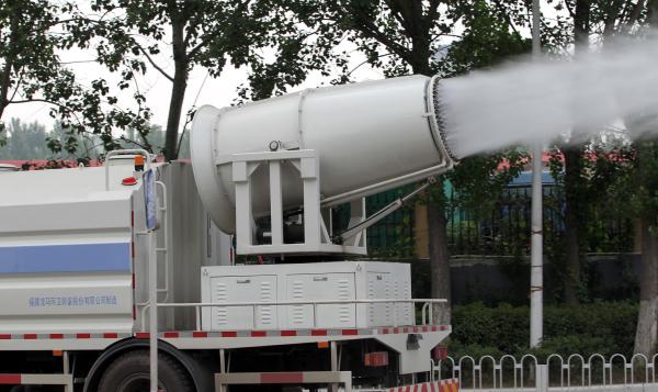 A multi-purpose anti-dust truck works in Beijing's Chaoyang, a district home to foreign embassies and Olympic facilities. [File Photo]
