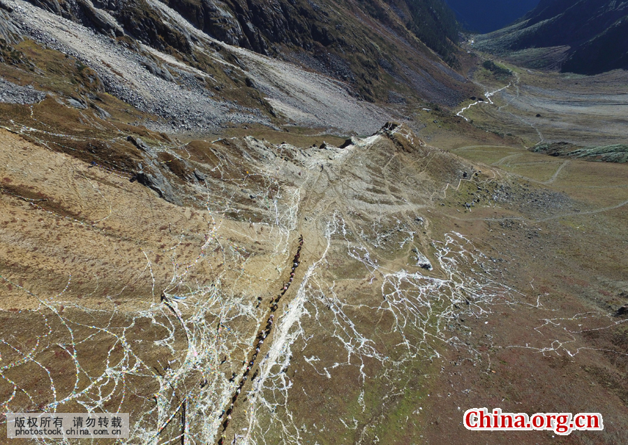 A team of garbage cleaners climb over the 4,479-meter Duokelaya Pass in Deqin County, Yunnan Province, to enter Chawalong County in the Tibetan Autonomous Region. [Photo by Bai Jikai/China.com.cn]