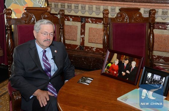 Iowa Governor Terry Branstad receives an interview with Xinhua in Des Moines, Iowa, the United States, on Aug. 10, 2015. [Photo/Xinhua]