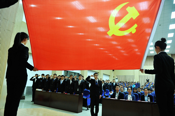 Students swear an oath as they join the Communist Party of China at China University of Petroleum's campus in Qingdao, Shandong province, in April.[Photo/China Daily]