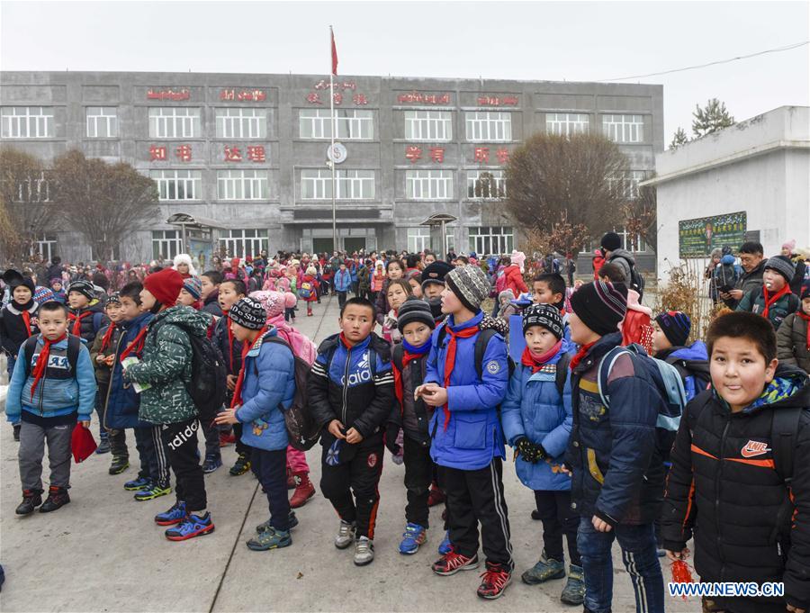Students gather to leave school after a quake at a local primary school in Hutubi County, northwest China's Xinjiang Uygur Autonomous Region, Dec. 8, 2016. [Photo: Xinhua/Zhao Ge]