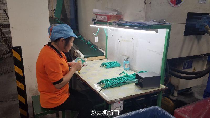 In order to help Ben, Dongguan company found its old cup mold and restarted the production line. [Photo/CNTV.com]