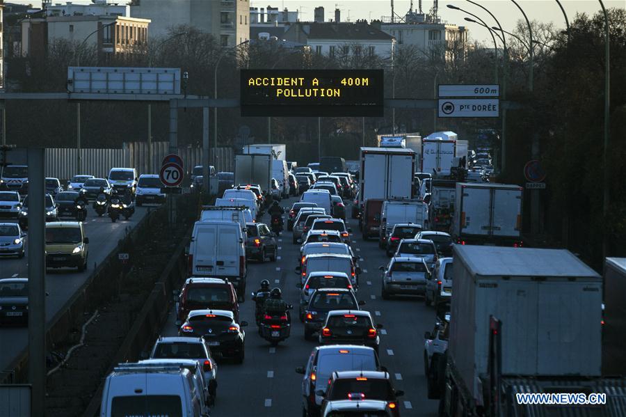 Photo taken on Dec. 8, 2016 shows a traffic billboard reading 'pollution' on a road in Paris, France. [Photo/Xinhua]