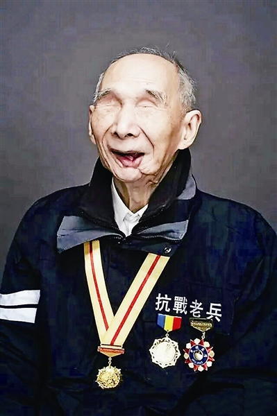 Qian Jianmin pose in uniform wearing badges. [Photo from web] 