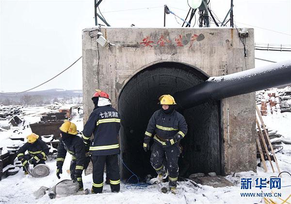 Rescuers at the mine on Dec. 1 [Photo: Xinhua]