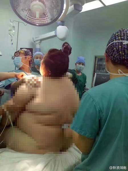 Medical staff members help the woman deliver the baby.[Photo: Sina Weibo]