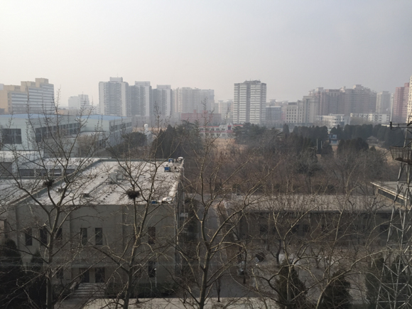 Air quality begins deteriorating in Beijing at noon on Dec. 17, 2016. [Photo/China.org.cn] 