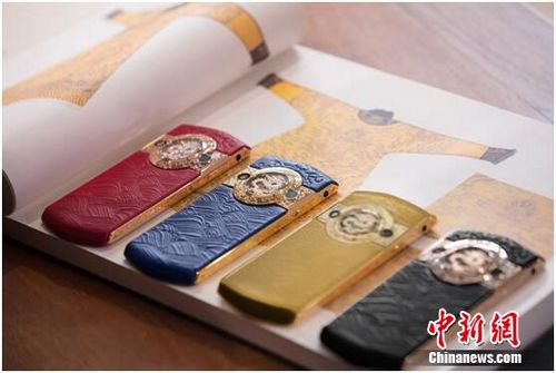 The cellphone has four colors and decorated with dragon pattern.(Photo/China News Service)