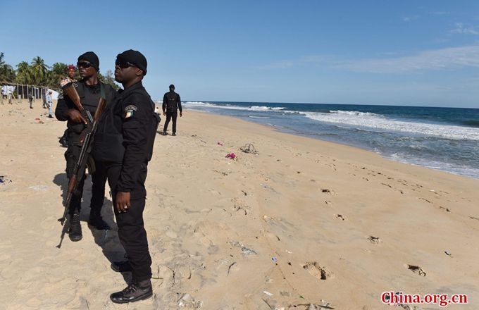 Police officers of the Research and Assistance Police (FRAP) stand on the beach in Grand-Bassam on March 15, 2016, a day after a jihadist attack killing at least 18 people in the resort town. [Photo/China.org.cn]