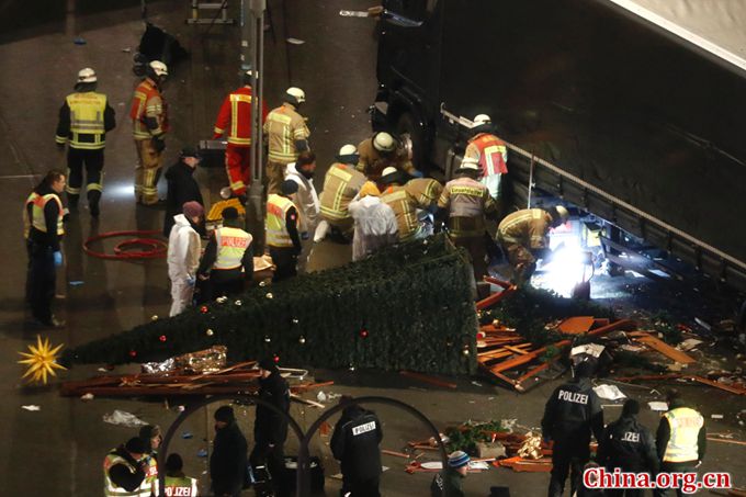 Foresnic police officers work on December 20, 2016 at the scene where a truck crashed into a Christmas market near the Kaiser Wilhelm Memorial Church in Berlin. [Photo/China.org.cn]