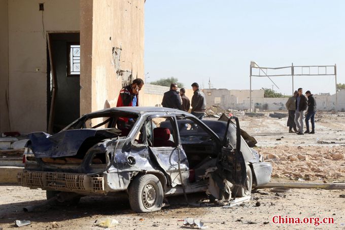 Libyans gather at the site of a suicide truck bombing on a police school in Libya's coastal city of Zliten, some 170 kilometres (100 miles) east of the capital Tripoli, which killed at least 65 people on January 7, 2015, in the deadliest attack. [Photo/China.org.cn]