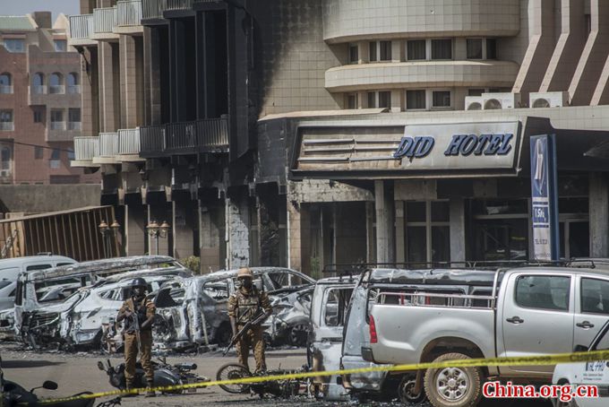 Soldiers are seen outside the Splendid Hotel in Ouagadougou, Burkina Faso, January 16, 2016, after security forces retook the hotel from al Qaeda fighters who seized it in an assault that killed at least 29 people. [Photo/China.org.cn]