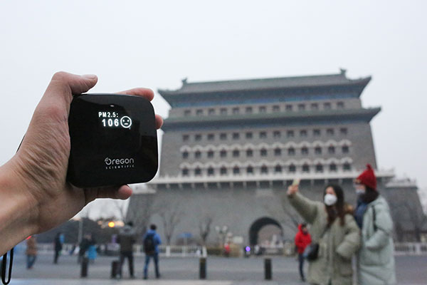 PM 2.5 density stands at 106 at the Qianmen area in Beijing on Thursday afternoon. The city has experienced several smoggy days in succession.[Photo/China Daily]