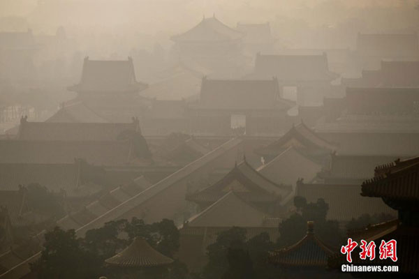The Palace Museum is shrouded by smog in Beijing. [Photo: Chinanews.com] 
