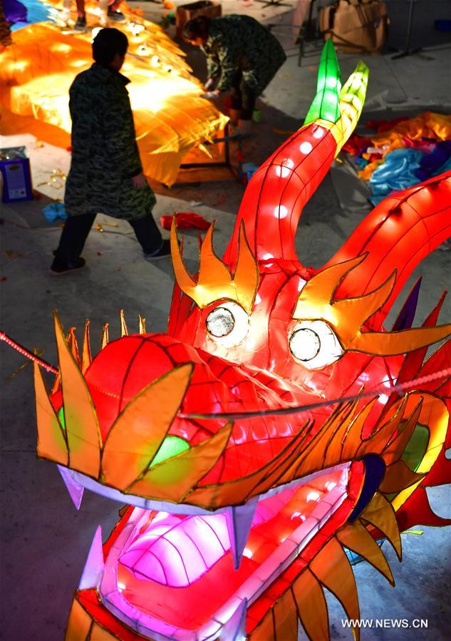 A craftswoman makes festive lanterns for the upcoming Spring Festival in Xuanen County, central China&apos;s Hubei Province, Jan. 7, 2017. The Spring Festival falls on Jan. 28 this year. (Xinhua/Song Wen) 