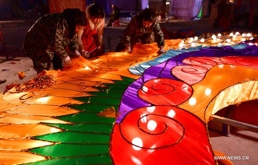 Craftswomen make festive lanterns for the upcoming Spring Festival in Xuanen County, central China&apos;s Hubei Province, Jan. 7, 2017. The Spring Festival falls on Jan. 28 this year. (Xinhua/Song Wen) 