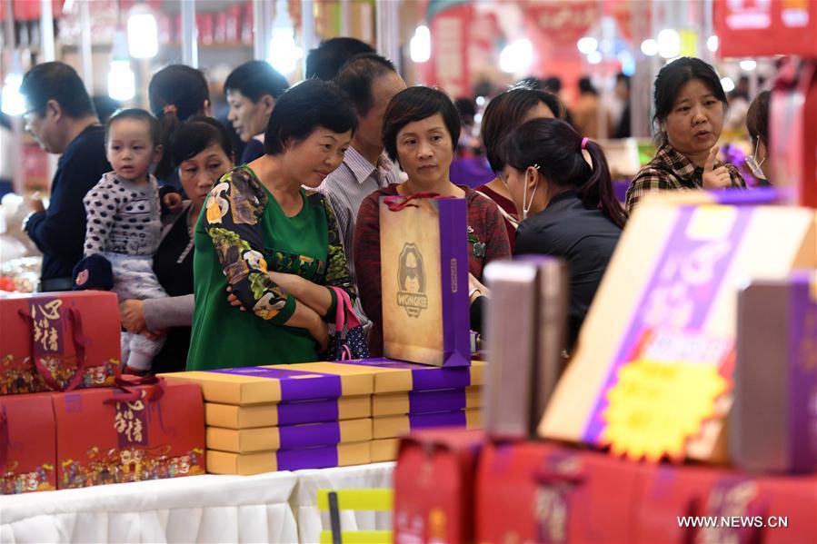 Residents do Spring Festival shopping at a fair in Nanning, south China&apos;s Guangxi Zhuang Autonomous Region, Jan. 7, 2017. The Spring Festival falls on Jan. 28 this year. (Xinhua/Zhou Hua) 