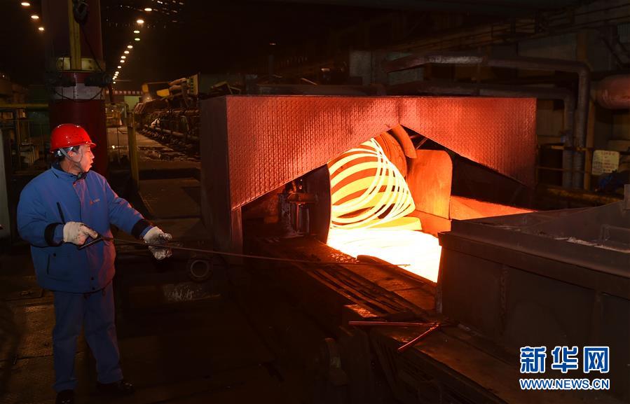 1月10日，一位工人在“笔尖钢”钢丝生产线上工作。 [新华社]