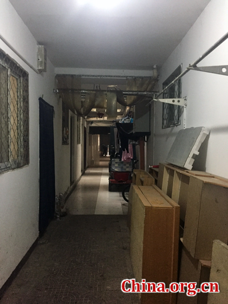 The hallway of a rundown cancer hotel near the Beijing Cancer Hospital on Jan. 4, 2017. [Photo by Zhang Lulu/China.org.cn]
