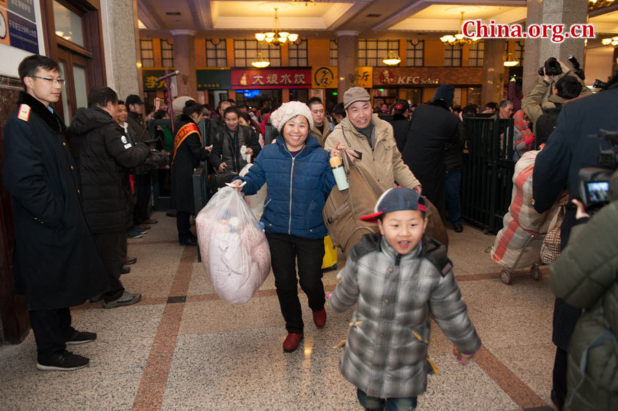 1月13日0点52分，北京春运第一班增开旅客列车——3603次，满载1490名旅客、52名值乘人员正点始发开往重庆，预计行驶时间28小时，标志着历时40天的2017年春运正式拉开序幕。 [中国网 陈博渊 摄]