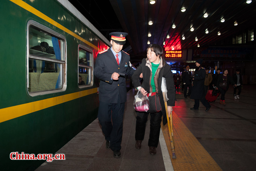 1月13日0点52分，北京春运第一班增开旅客列车——3603次，满载1490名旅客、52名值乘人员正点始发开往重庆，预计行驶时间28小时，标志着历时40天的2017年春运正式拉开序幕。 [中国网 陈博渊 摄]