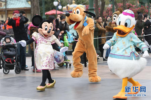 Disney cartoon characters perform for visitors at a parade in the Shanghai Disneyland on Jan. 11, 2017. [Photo/Xinhua]