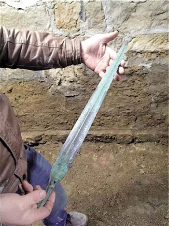 A ancient sword is discovered at an old house in Chongqing Municipality. (Photo/Chongqing Morning News)