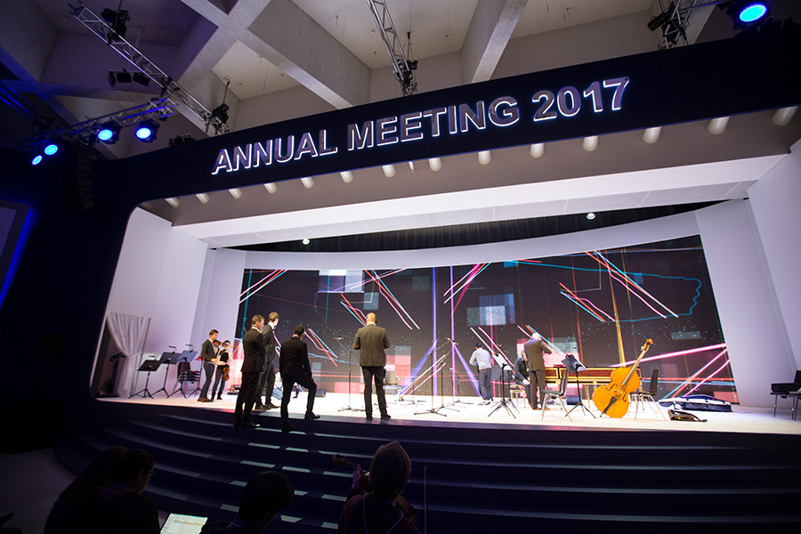 Photo taken on Jan 16, 2017 shows working staff preparing for the upcoming 47th Annual Meeting of the World Economic Forum (WEF) in Davos in Switzerland.[Photo/Xinhua]
