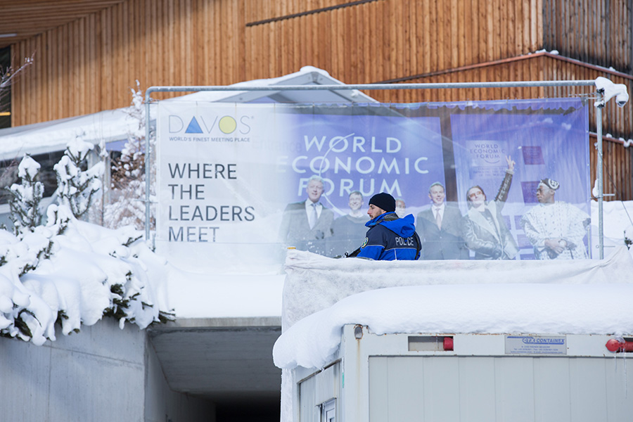 A Swiss policeman keeps vigilant at the entrance to the Davos conference center in Davos in Switzerland, where preparations are taking place for the upcoming 47th Annual Meeting of the World Economic Forum (WEF), on Jan 16, 2017.[Photo/Xinhua]