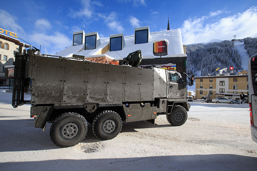 A military vehicle keeps vigilant in the street of Davos in Switzerland, where preparations are taking place for the upcoming 47th Annual Meeting of the World Economic Forum (WEF), on Jan 16, 2017.[Photo/Xinhua]