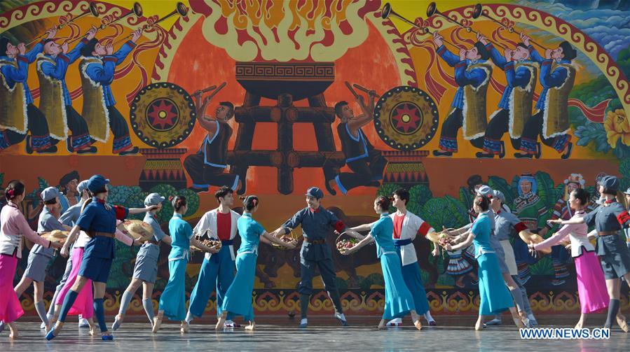 Actors from the National Ballet of China perform 'The Red Detachment of Women' in Wuding County, southwest China's Yunnan Province, Jan. 17, 2017. This special performance was hosted by the Ministry of Culture. [Photo/Xinhua]