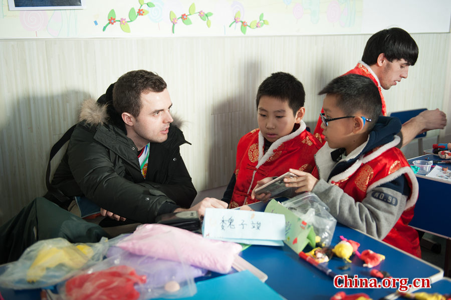 一名来自中国外文局的外国记者采访“我是外交官：吉林省青少年国际交流营”里的小学生。学生能用英语描述自己的学习生活，并且回答外国记者的问题。 [中国网 陈博渊 摄]