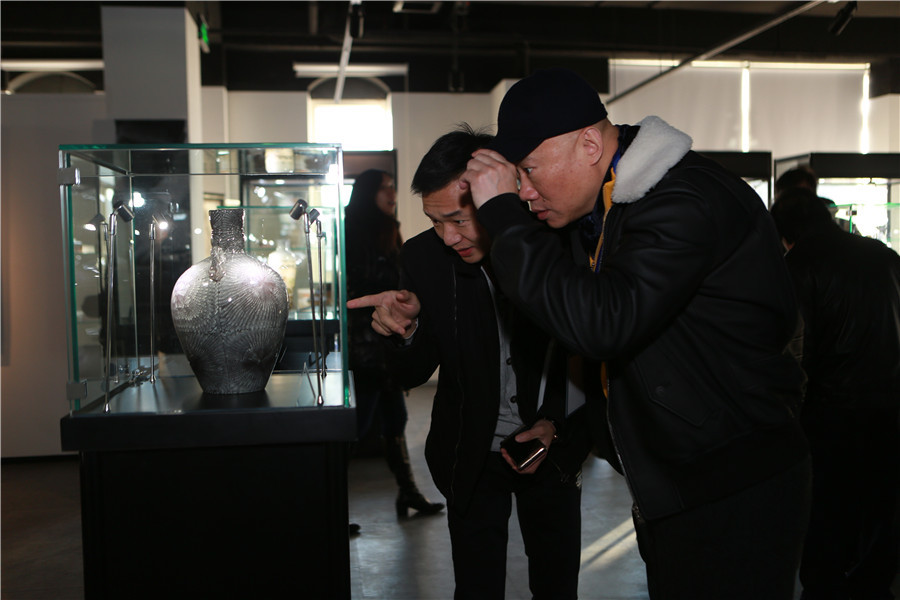 People check out a piece of art at Yun Space on Jan 14, 2017. [Photo provided to chinadaily.com.cn]