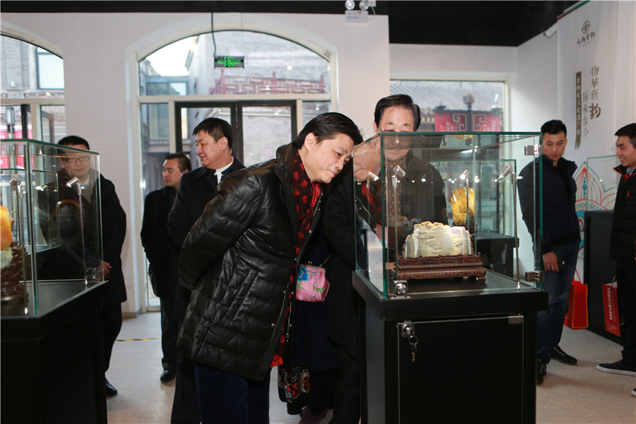 Cui Yongyuan, famous cultural critic and former CCTV anchor, checks out a piece of art at Yun Space on Jan 14, 2017. [Photo provided to chinadaily.com.cn]