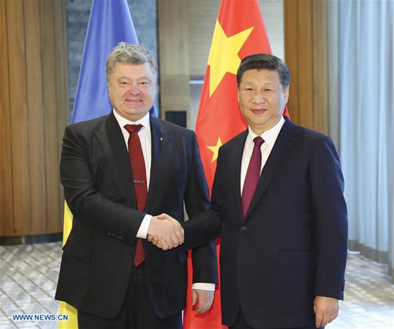 Chinese President Xi Jinping (R) meets with Ukrainian President Petro Poroshenko in Davos, Switzerland, Jan. 17, 2017. [Photo/Xinhua]