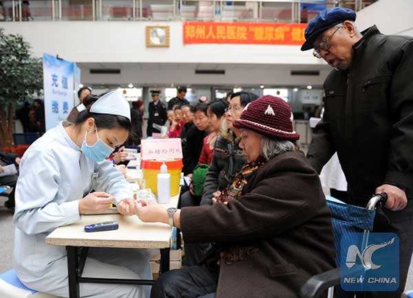 File photo taken on Nov 14, 2012 shows a nurse checks the blood glucose of a senior citizen during a free clinic service for diabetes in Zhengzhou, Henan province.[Photo/Xinhua] 