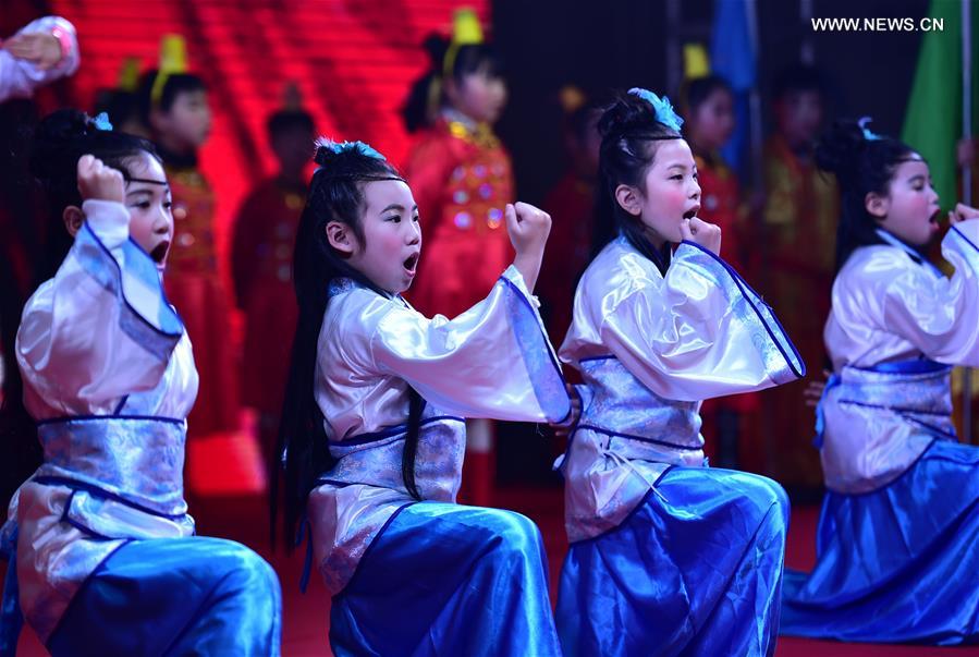 Children perform poetry recitation at a community Spring Festival gala in Hefei City, east China's Anhui Province, Jan. 18, 2017. Residents from Changqing Subdistrict in Hefei staged a community Spring Festival gala to welcome the upcoming Lunar New Year. [Photo/Xinhua]