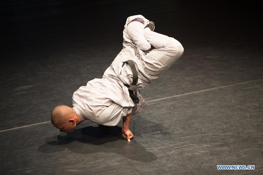 A Shaolin monk performs Chinese martial arts in Tel Aviv, Israel, Jan. 18, 2017. The performance was part of the celebrations for the 25th anniversary of the establishment of the diplomatic relations between China and Israel. [Photo/Xinhua]
