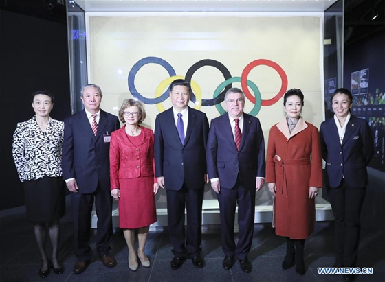 Chinese President Xi Jinping (C) and his wife Peng Liyuan (2nd R), together with International Olympic Committee (IOC) President Thomas Bach (3rd R) and his wife (3rd L), pose for a group photo with other IOC Chinese members in Lausanne, Switzerland, Jan. 18, 2017. [Photo/Xinhua]