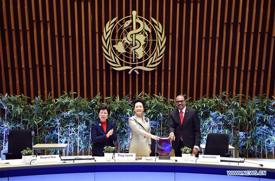 Peng Liyuan (C), wife of Chinese President Xi Jinping and World Health Organization (WHO) goodwill ambassador for tuberculosis and HIV/AIDS, receives a trophy for her outstanding work in HIV/AIDS prevention from UNAIDS Executive Director Michel Sidibe (R), as WHO Director-General Margaret Chan applauds during a ceremony in Geneva, Switzerland, Jan. 18, 2017. [Photo/Xinhua]