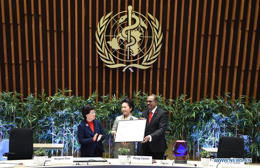 Peng Liyuan (C), wife of Chinese President Xi Jinping and World Health Organization (WHO) goodwill ambassador for tuberculosis and HIV/AIDS, receives the certificate for her outstanding work in HIV/AIDS prevention from UNAIDS Executive Director Michel Sidibe (R), as WHO Director-General Margaret Chan looks on during a ceremony in Geneva, Switzerland, Jan. 18, 2017. [Photo/Xinhua]
