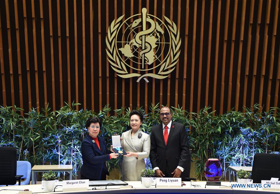 Peng Liyuan (C), wife of Chinese President Xi Jinping and World Health Organization (WHO) goodwill ambassador for tuberculosis and HIV/AIDS, receives a WHO medal of honor from WHO Director-General Margaret Chan (L), as UNAIDS Executive Director Michel Sidibe smiles during a ceremony in Geneva, Switzerland, Jan. 18, 2017. [Photo/Xinhua] 