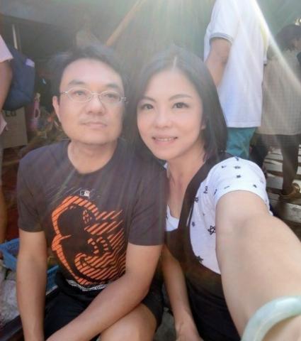Lin Xiaofen (R) and her boyfriend have another kind of relationship – blood receiver and donor. [Photo from the web]