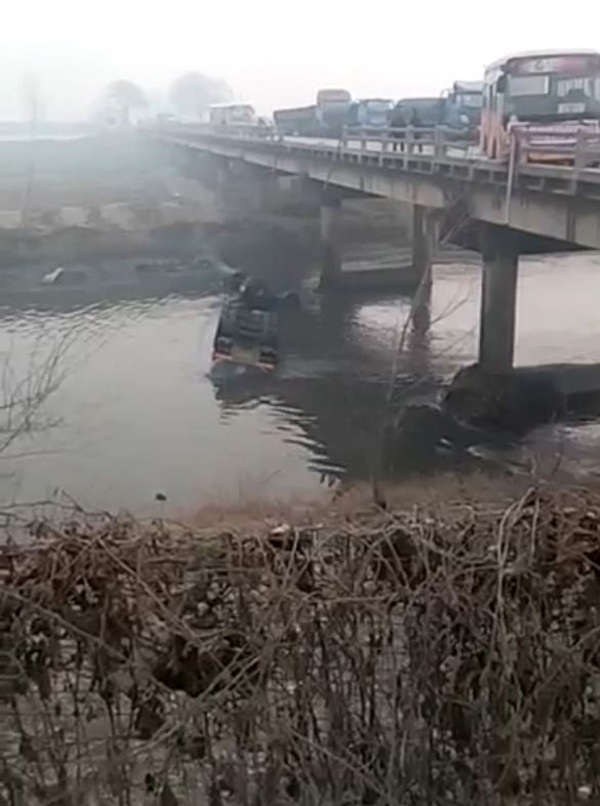 A tank truck carrying 25 tonnes of highly hazardous crude benzene plunged into the Fenhe River in Xinjiang County, Yuncheng City, Shanxi Province, on Wednesday, January 18, 2017. [Photo: thepaper.cn] 